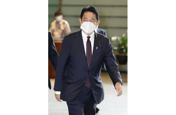 首相官邸に入る岸田首相＝14日午前