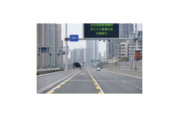 外出が制限され、閑散とする中国四川省成都市内の道路＝9日（共同）