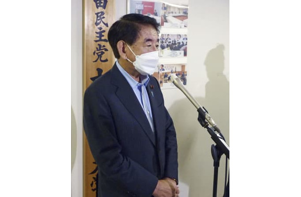 記者団の取材に応じる自民党の下村博文元政調会長＝14日午後、東京・永田町の党本部