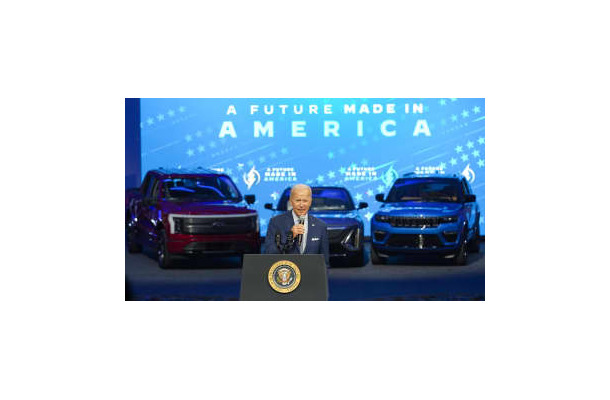 北米国際自動車ショーで話すバイデン米大統領＝14日、デトロイト（AP＝共同）