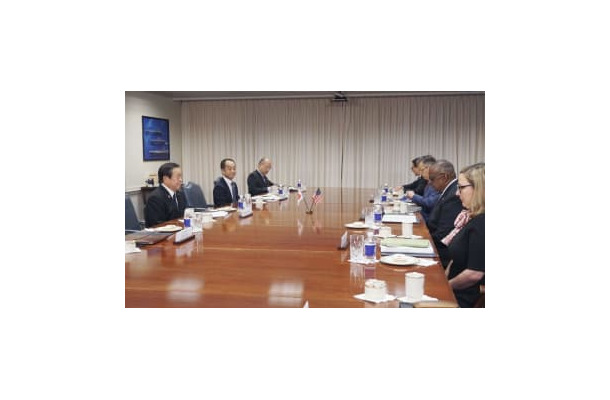 米ワシントン郊外の国防総省で、オースティン国防長官（右から2人目）と会談する浜田防衛相（左端）＝14日（共同）