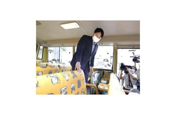 幼稚園の通園バスを視察する小倉こども政策相＝15日午後、東京都江戸川区の「東一の江幼稚園」