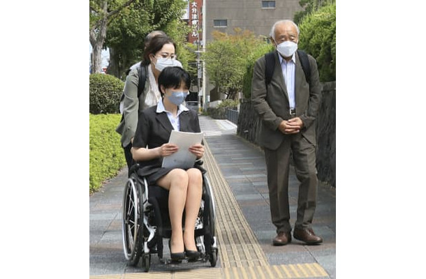 訴状提出のため大分地裁に入る原告の福山陽子さん（左手前）と徳田靖之弁護士（右）ら＝15日午後