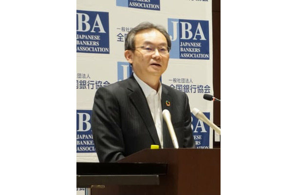 記者会見する全国銀行協会の半沢淳一会長＝15日午後、東京都内
