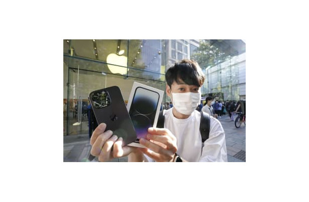 米アップル「iPhone」の新型「14」シリーズを購入した男性＝16日朝、東京・表参道