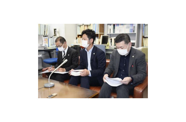 第1回口頭弁論を終え、記者会見する原告側弁護団＝16日午後、札幌市