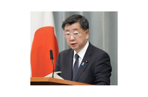 記者会見する松野官房長官＝16日午前、首相官邸