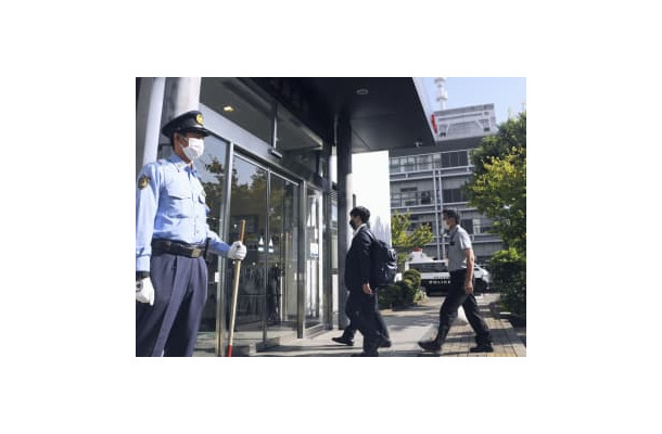神奈川県真鶴町の松本一彦町長らに対する告発状を提出するため神奈川県警小田原署を訪れた町職員ら＝16日午後