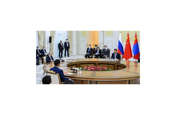 15日、ウズベキスタン・サマルカンドで会談する（右奥から時計回りに）中国の習近平国家主席、モンゴルのフレルスフ大統領、ロシアのプーチン大統領（新華社＝共同）