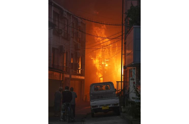 炎が上がる、木造2階建てが全焼した火災現場＝16日午後6時35分、福岡市中央区