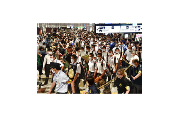 今夏の甲子園で東北勢初の優勝を果たし、JR仙台駅で大勢の人に出迎えられる仙台育英高の選手ら＝8月