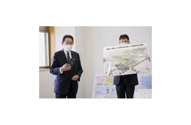福島県浪江町を訪れ、「福島国際研究教育機構」の立地予定地を視察した岸田首相（左）＝17日午後（代表撮影）