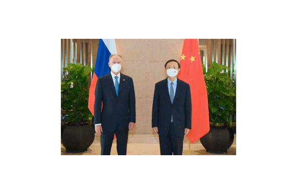 ロシアのパトルシェフ安全保障会議書記（左）と写真に納まる中国の楊潔チ・共産党政治局員＝19日、中国福建省（中国外務省のホームページより、共同）