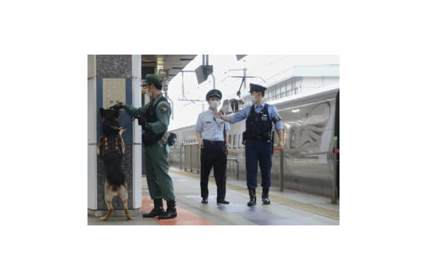 JR東京駅の新幹線ホームで警戒する警察官ら＝20日午前