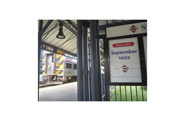 バージニア急行鉄道の駅に張られた「2022年9月運賃無料」と書かれたポスター＝13日、ワシントン（共同）