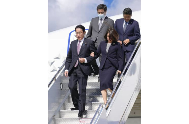国連総会に出席するため、米ニューヨークのケネディ国際空港に到着した岸田首相（手前左）。隣は裕子夫人＝20日（共同）