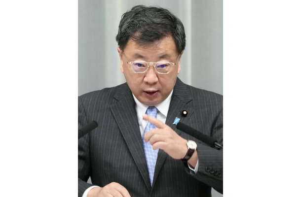 記者会見する松野官房長官＝21日午前、首相官邸
