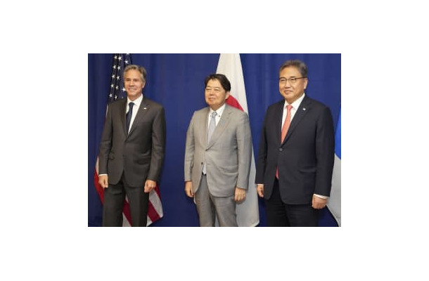日米韓外相会談に臨む（左から）ブリンケン米国務長官、林外相、韓国の朴振外相＝22日、ニューヨーク（外務省提供・共同）