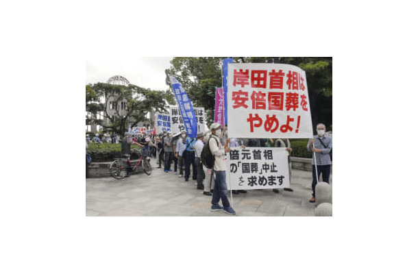 安倍元首相の国葬反対を訴え、抗議デモに集まった市民ら＝23日午後、広島市