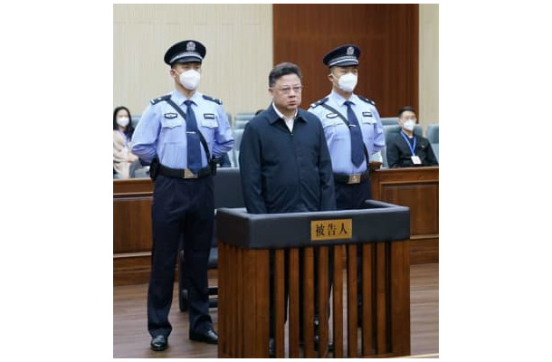 中国吉林省長春市中級人民法院に出廷する元公安次官の孫力軍氏（中央）。同院が23日、微博（ウェイボ）の公式アカウントに投稿した（共同）