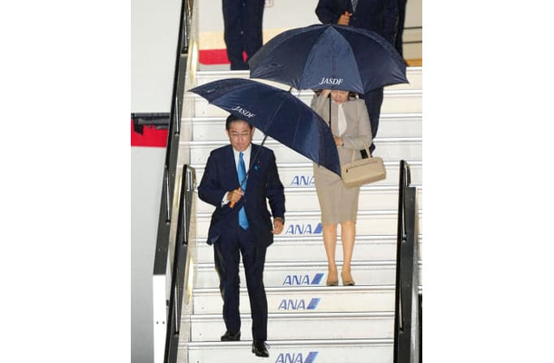 国連総会出席などの訪米日程を終え、帰国した岸田首相。右は裕子夫人＝24日午前0時1分、羽田空港