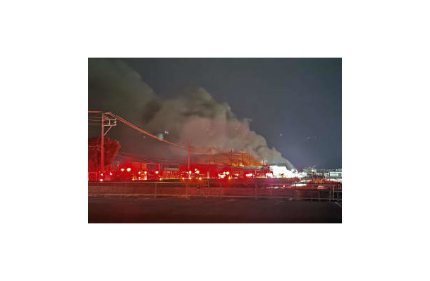 煙が上がるマルハニチロ広島工場の火災現場付近＝24日午前2時30分、広島市