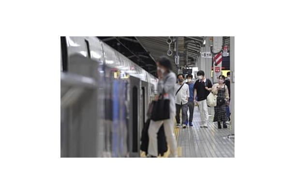 「列車ホテル」として開放された新幹線の車両に乗り込む人たち＝24日午前0時40分、JR東京駅