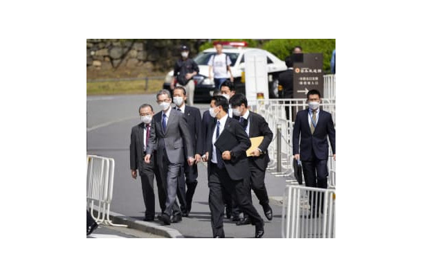 安倍元首相の国葬会場となる日本武道館の周辺を視察する警察庁の露木康浩長官（左から2人目）ら＝21日、東京都千代田区