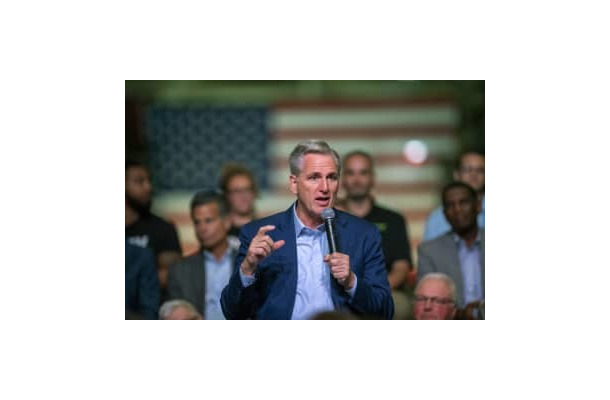 23日、米東部ペンシルベニア州で、共和党の公約を紹介するマッカーシー院内総務（Pam　Panchak/Pittsburgh　Post―Gazette提供・AP＝共同）