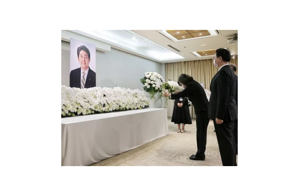 7月、日本台湾交流協会台北事務所で、安倍元首相の遺影に花を手向ける台湾の蔡英文総統＝台北（総統府提供・共同）