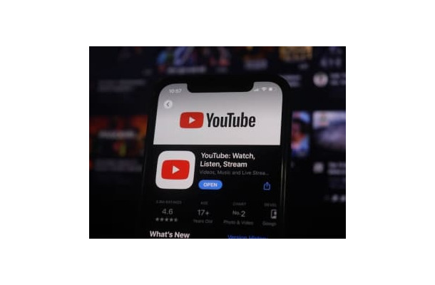 YouTubeの投げ銭機能「スーパーチャット」（スパチャ）について、仕組み、やり方、スパチャをするメリット、注意点などを解説します。配信者側がスパチャを受け取る方法もご紹介します。