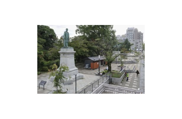 一般向けの献花台が設置される「九段坂公園」＝21日、東京都千代田区