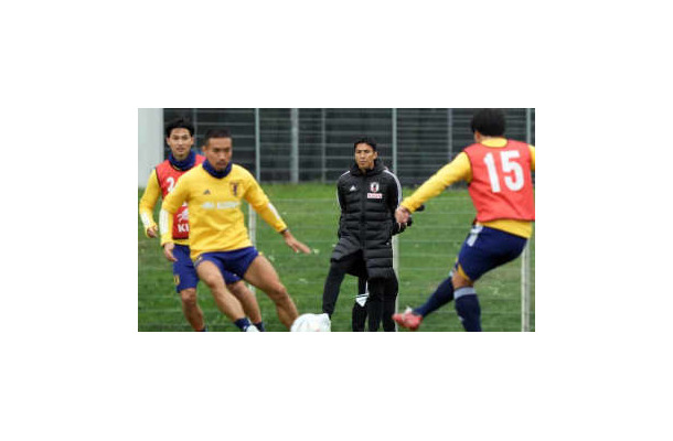 「W杯くんの？」 日本代表に“降臨”した長谷部と長友の再会シーン