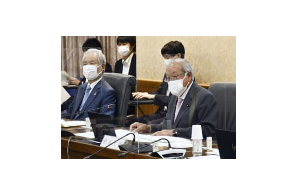 財政制度等審議会の分科会であいさつする鈴木財務相（右）＝26日午前、財務省