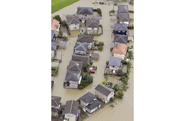 台風14号の大雨で冠水した宮崎県国富町の住宅地＝9月19日