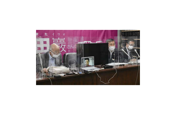 袴田巌さんの再審を巡る3者協議後、記者会見する弁護団。パソコンの画面はオンラインで参加した姉ひで子さん＝26日午後、東京・霞が関の司法記者クラブ