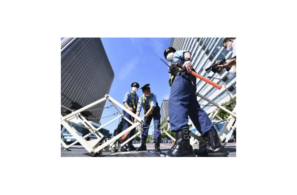 安倍元首相の国葬が行われる日本武道館近くの道路を封鎖する警察官＝27日午前9時3分、東京都千代田区
