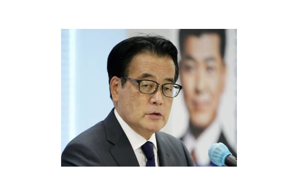 記者会見する立憲民主党の岡田幹事長＝27日午前、国会