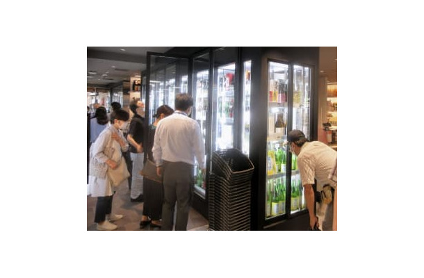 買い物客でにぎわう西武池袋本店の酒類売り場＝27日午後、東京都豊島区