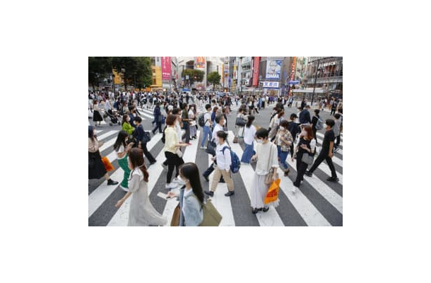 東京・渋谷の繁華街を行き交う人たち＝2021年
