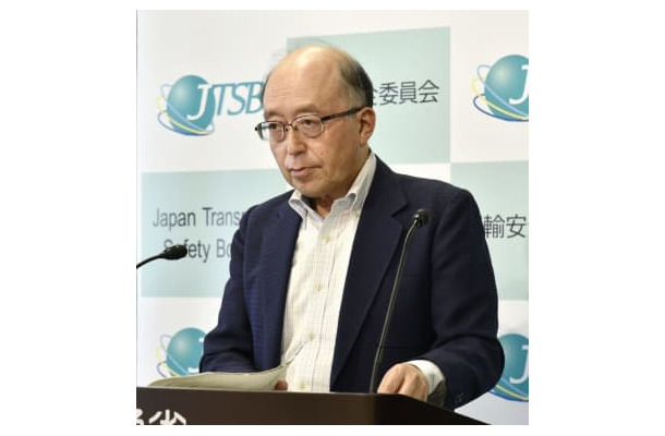 記者会見する運輸安全委員会の武田展雄委員長＝28日午後、国交省