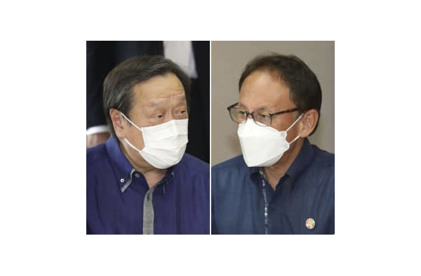 会談する浜田防衛相（左）と沖縄県の玉城デニー知事＝28日午後、沖縄県庁