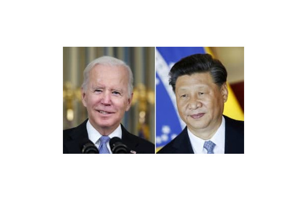 米国のバイデン大統領（左）と中国の習近平国家主席（AP＝共同）