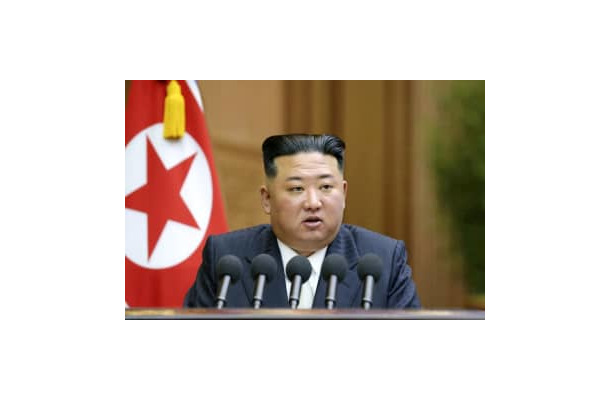 8日、最高人民会議で演説する北朝鮮の金正恩朝鮮労働党総書記（朝鮮中央通信＝共同）