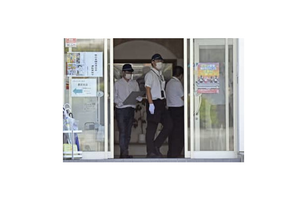 名鉄観光バスの愛知県豊田市の営業所を家宅捜索する奈良県警の捜査員ら＝30日午前