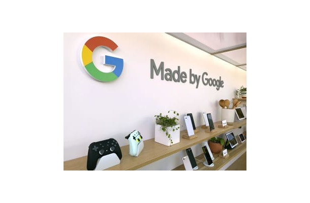 米グーグルのクラウドゲームサービス「スタディア」で使うコントローラー（左端）＝2019年5月、カリフォルニア州マウンテンビュー（共同）