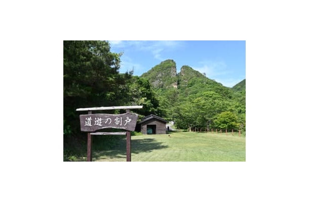 相川鶴子金銀山遺跡の「道遊の割戸（どうゆうのわりと）」＝5月、新潟県佐渡市