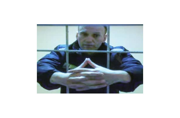 収監中の刑務所からモスクワでの裁判にオンラインで参加したナワリヌイ氏の映像＝3月（タス＝共同）