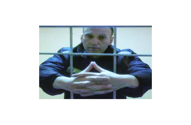 収監中の刑務所からモスクワでの裁判にオンラインで参加したナワリヌイ氏の映像＝3月（タス＝共同）