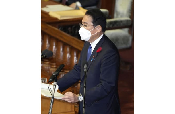 第210臨時国会で所信表明演説をする岸田首相＝3日午後、衆院本会議場